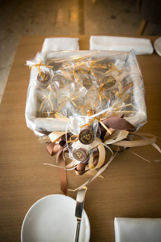 Unikālas Ziemassvētku dāvanas - Pīts zaru grozs pildīts ar 150 gab 3 g šokolādes tāfelītēm, 700g