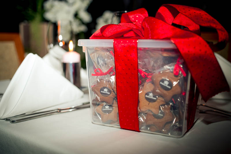Wedding Gift Baskets - 400g Plastic box filled with 50 pcs of 5 g gingerbreads topped with branded chocolate bar