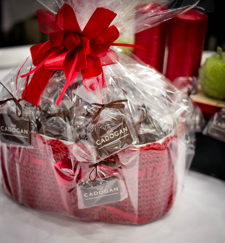 Corporate Chocolates - 550g Crocheted basket filled with 50 pcs of 7 g promotional chocolate bars