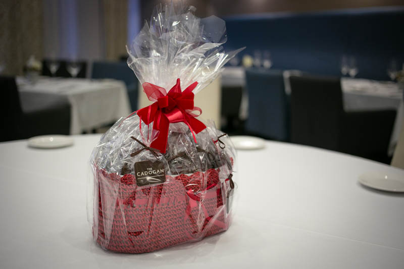 Exhibition Marketing - Crocheted basket filled with 50 pcs of 7 g promotional chocolate bars, 550g