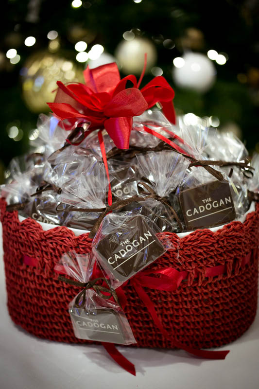 Personalised Chocolate Bars - Crocheted basket filled with 50 pcs of 7 g promotional chocolate bars, 550g