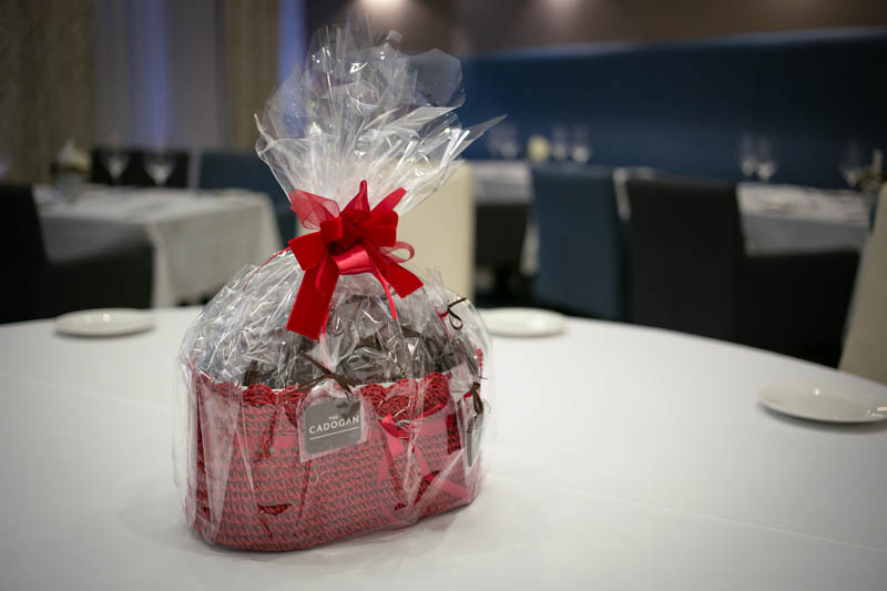 Personalized Chocolate - Crocheted basket filled with 50 pcs of 7 g promotional chocolate bars, 550g