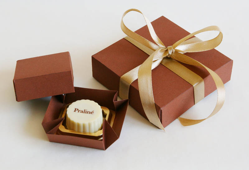 Personalized Chocolate - Praline with Hazel Nut Cream Filling in a box, 13g