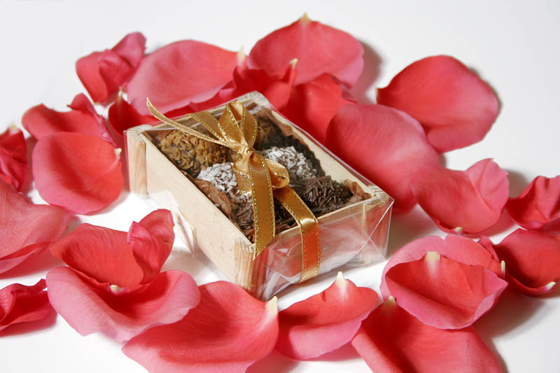 102 g - 102g 6 Truffles with Filling in Wooden Box with Ribbon