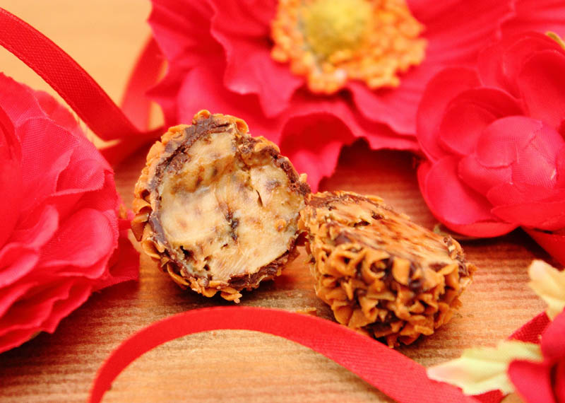 6 Truffles with Filling in Wooden Box with Ribbon, 102g