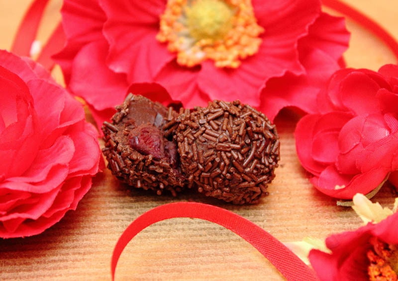 6 Truffles with Filling in Wooden Box with Ribbon, 102g