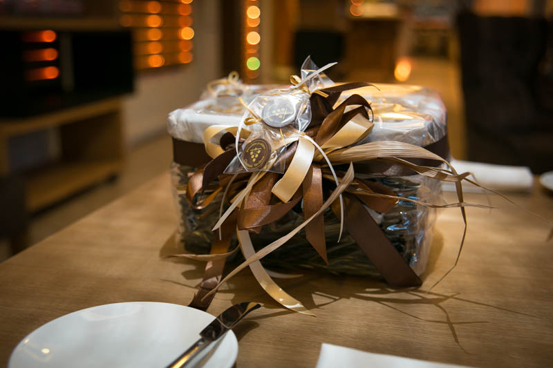 Персонализированная Шоколадная Плитка - 700г Плетеная соломенная корзина наполненная 150-тью 3-х граммовыми шоколадными плитками