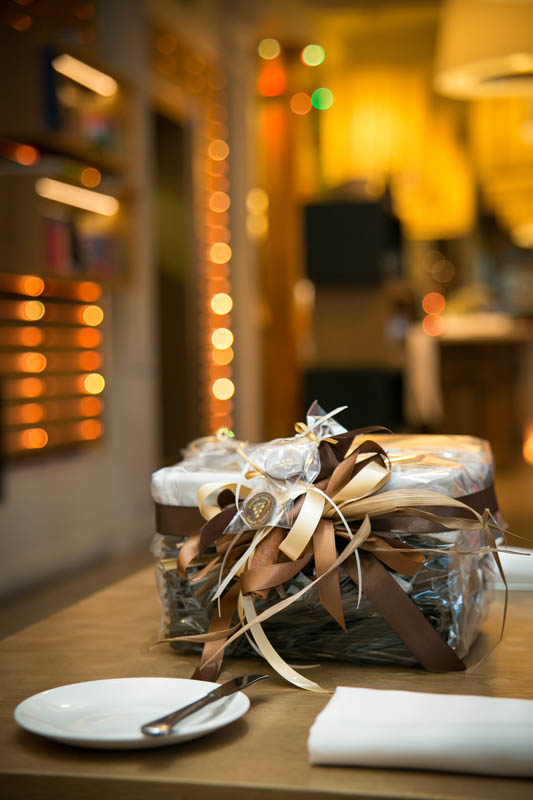Персонализированные Шоколадные батончики - Плетеная соломенная корзина наполненная 150-тью 3-х граммовыми шоколадными плитками, 700г