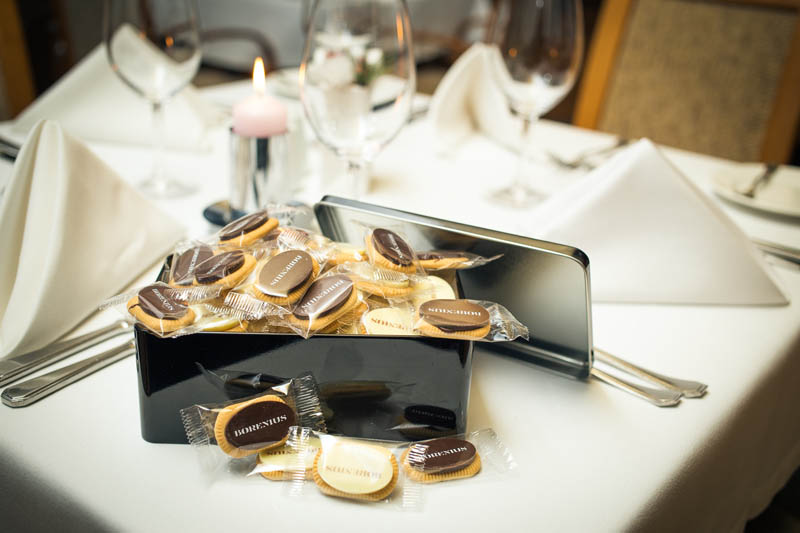 Шоколадные Печеньки - Металлическая коробка наполненная 30-тью 5-ти граммовыми печеньями сверху которых шоколадная плитка с печатью, 300г