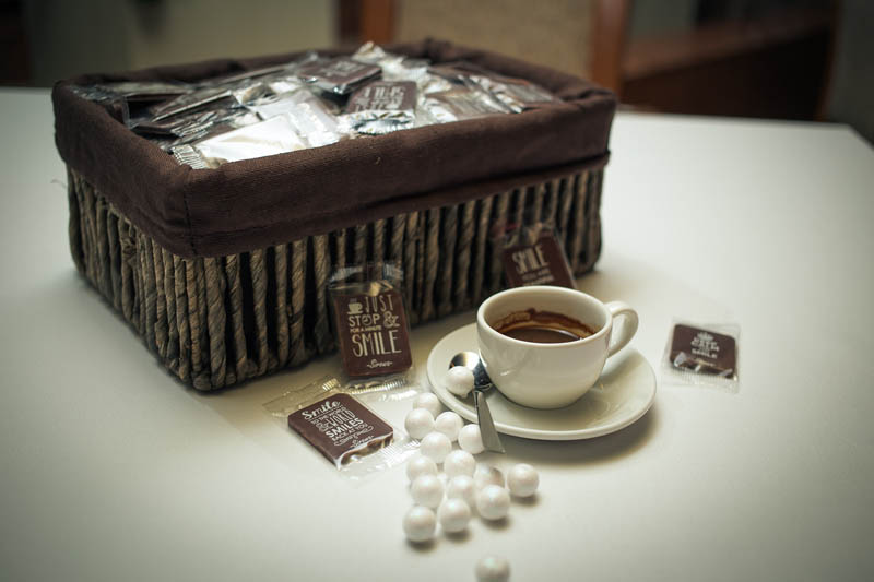 Baskets with Chocolate - 2.5kg Fabric basket decorated with woven threads filled with 300 pcs of 7 g chocolate bars