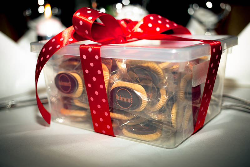 Plastic box filled with 50 pcs of 5 g biscuits topped with branded chocolate bar, 400g