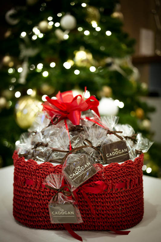 Vip Gifts - Crocheted basket filled with 50 pcs of 7 g promotional chocolate bars, 550g