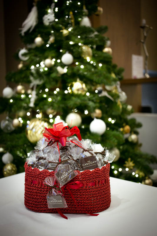 Crocheted Baskets - Crocheted basket filled with 50 pcs of 7 g promotional chocolate bars, 550g