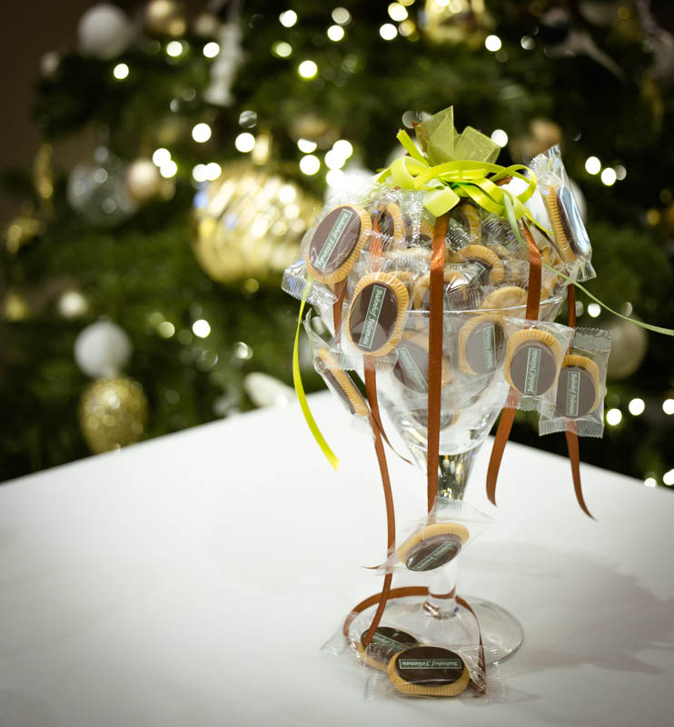 Подарки Для Выражения Симпатии - 350г Стеклянная ваза наполненная 20-тью 5-ти граммовыми печеньями сверху которых шоколадная плитка с печатью