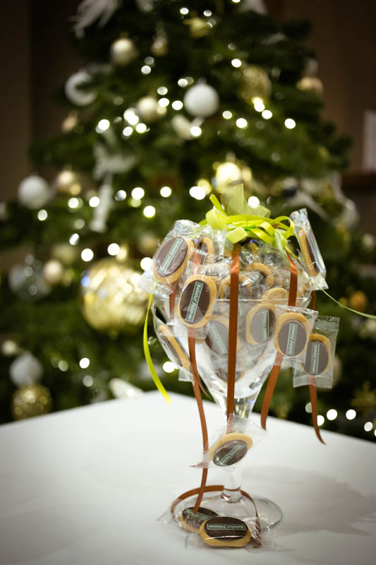 Glass Bowl Sweets - Glass vase filled with 20 pcs of 5 g biscuits topped with branded chocolate bar, 350g