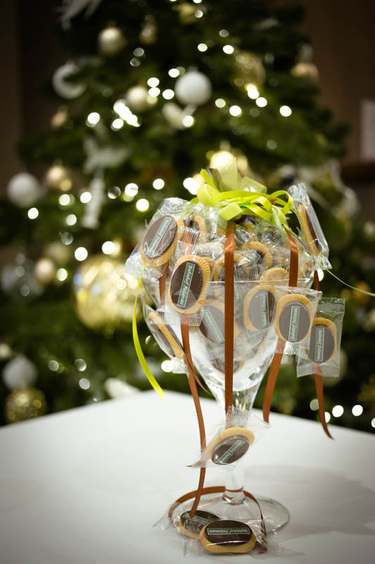 Glass Bowl Sweets - Glass vase filled with 20 pcs of 5 g biscuits topped with branded chocolate bar, 350g