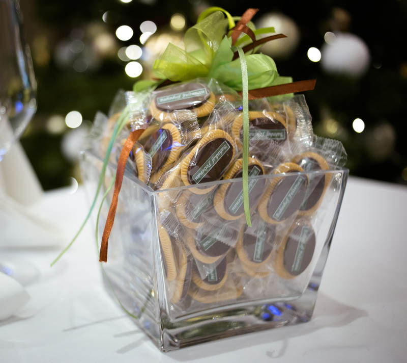 Glass Bowl Sweets - Glass vase filled with 40 pcs of 5 g biscuits topped with branded chocolate bar, 450g