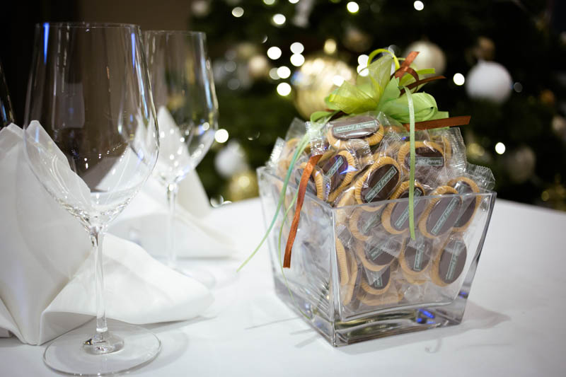 Сладости для Стеклянной Чаши - Стеклянная ваза наполненная 40-ка 5-ти граммовыми печеньями сверху которых шоколадная плитка с печатью, 450г