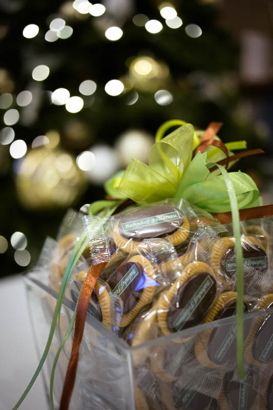 Glass Bowl Sweets - Glass vase filled with 40 pcs of 5 g biscuits topped with branded chocolate bar, 450g