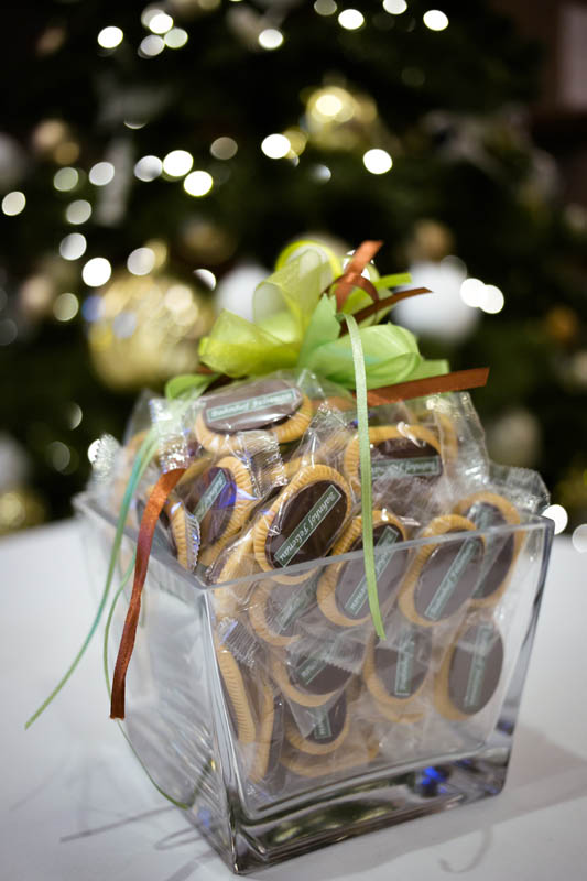 Glass Bowl Sweets - Glass vase filled with 40 pcs of 5 g biscuits topped with branded chocolate bar, 450g