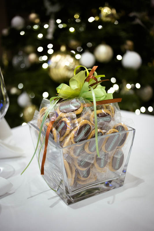 Glass Bowl Sweets - Glass vase filled with 40 pcs of 5 g biscuits topped with branded chocolate bar, 450g