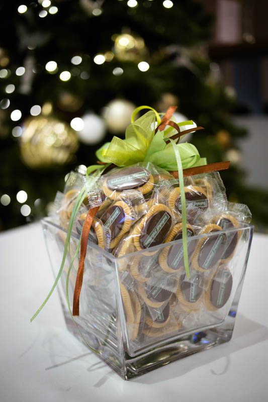 Glass Bowl Sweets - Glass vase filled with 40 pcs of 5 g biscuits topped with branded chocolate bar, 450g