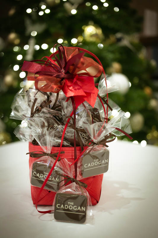 Уникальные Рождественские Подарки - Плетеная корзина из берёсты с 30-тью 7-ми граммовыми шоколадными плитками, 370г
