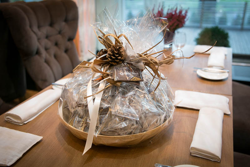 Baskets with Chocolate - 4.5kg Wooden plate filled with 200 pcs of 20 g promotional chocolate bars
