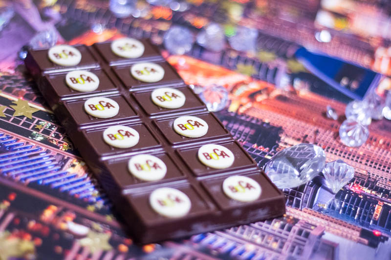 Šokolādes Kastītēs ar Magnētu - 224g Šokolādes Tāfelīte Dekorēta ar 2g šokolādītem kastītē ar magnētu