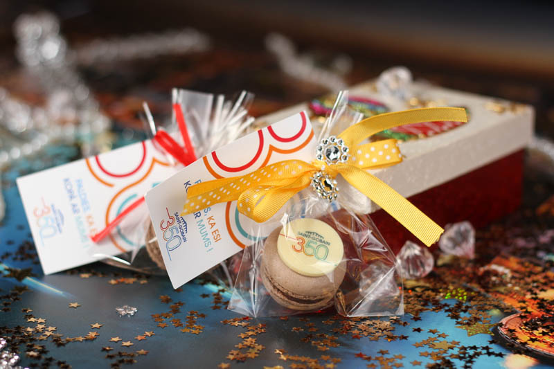 Маленькие Подарки - 15г Печенье Макарун с шоколадом в мешочке с ленточкой